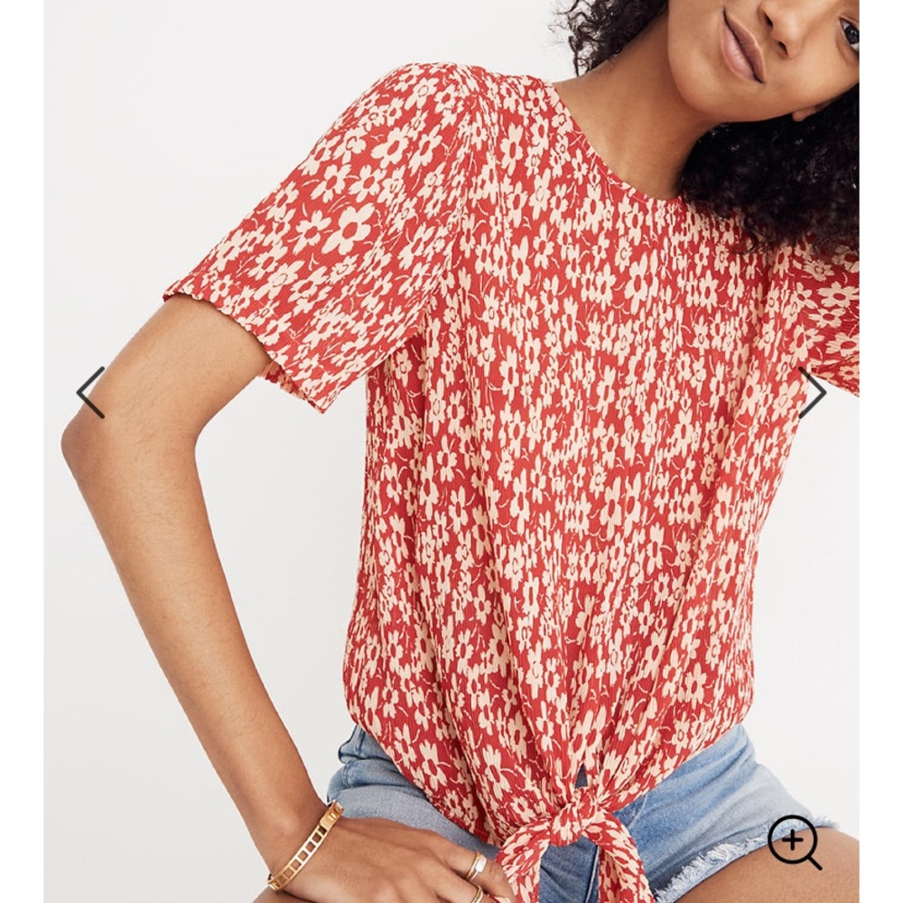 Crinkled Button-Back Tie Tee in Full Bloom